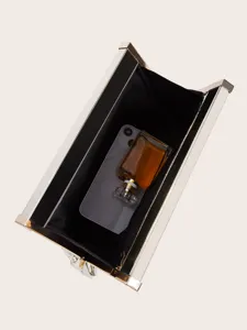 Detailansicht einer klaren Abendtasche mit Innenkapazität, Smartphone und Parfum.