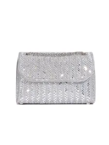 Glänzende Strass Abendtasche Detailansicht mit funkelnden Kristallen und schickem Metallkettenriemen.