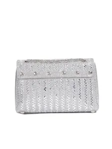 Detailansicht der glitzernden Strass-Abendtasche mit luxuriösem Kettenriemen und Nieten.
