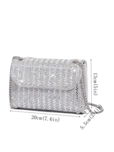 Glitzernde Strass-Abendtasche Detail, silberne funkelnde Oberfläche mit feiner Metallkette.