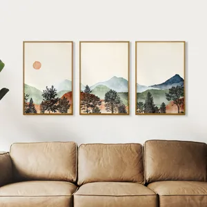 Szene mit dreiteiligem Aquarell-Landschafts-Leinwandbild über modernem braunem Sofa.