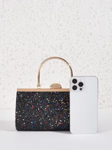 Detailansicht der glitzernden schwarzen Abendtasche mit goldenem Metallgriff und Verschluss.