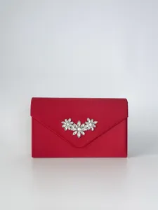 Elegante rote Satin-Abendtasche mit funkelnder Kristall-Blumenbroschen-Detail für Partys.