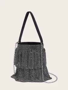Detailansicht der glitzernden Strass-Abendtasche mit schicker silberner Kette und Henkel.