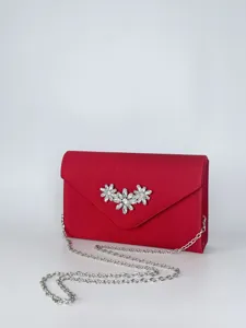Rote Satin Abendtasche Clutch mit glitzerndem Strass Blumen und silberner Kette.
