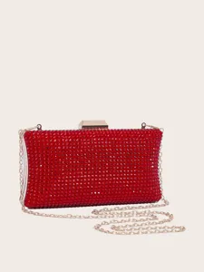 Detailansicht der wunderschönen luxuriösen roten Strass Abendtasche mit goldener Kette.