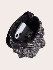 Schwarze Strass-Eimer Tasche Innendetail zeigt geräumigen Stauraum für wichtige Alltagsgegenstände.