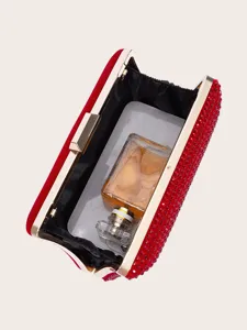 Rote Strass Abendtasche Detailansicht, glitzernde Kristalle mit goldenem Metallrahmen.