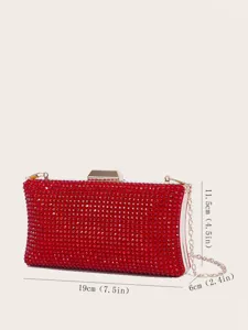 Detailansicht der roten Strass-Abendtasche mit Metallverschluss und Kettenschultergurt.