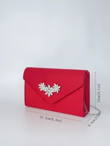 Rote Satin Abendtasche Clutch mit Kristallblumen Dekoration und silberner Kette für Damen Party.