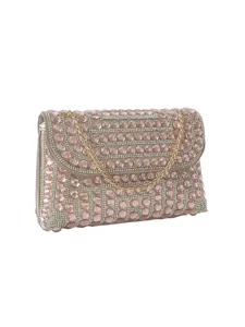 Detailansicht der pinken Strass-Abendtasche, funkelnde Kristallverzierungen, elegante Kette.