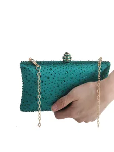 Smaragdgrüne Satin-Abendtasche mit funkelnden grünen Strasssteinen und goldener Kette.