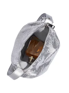 Silberne Metallic-Netz-Umhängetasche Detailansicht mit Innenraum und Reißverschluss.