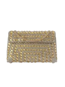 Nahaufnahme der luxuriösen glitzernden Strass Abendtasche mit goldenem Kettengriff.