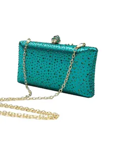 Detailansicht einer eleganten teal Strass Abendtasche mit luxuriöser goldener Schulterkette.