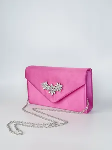 Rosa Satin Abendtasche Clutch mit glitzerndem Strass Blumen und silberner Kette.