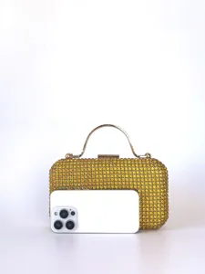 Detailansicht der glitzernden Strass-Abendtasche mit goldenem Griff und Handygrößenvergleich.