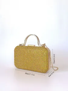 Detailansicht der goldenen Strass-Abendtasche mit glänzenden Kristallen und Metallgriff.