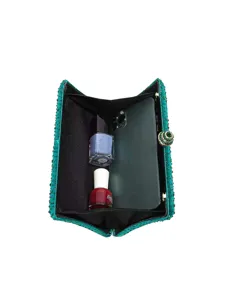Detailansicht der tealblauen Strass-Abendtasche mit einer grossen Kapazität innen.