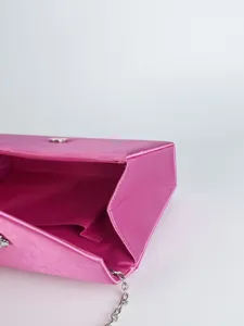 Rosa Satin Abendtasche Detail, elegante Metallkette für Party, Hochzeit und Anlass.