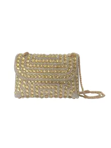 Detailansicht der luxuriösen Strass-Umhängetasche mit funkelnden Steinen und goldener Kette.