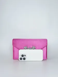 Detailansicht der pinkfarbenen Satin Abendtasche mit funkelnden Kristallblumen Verzierungen.