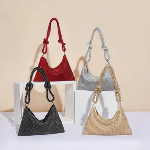Nahaufnahme glitzernder Strass-Schultertaschen mit Knotengriff und feiner Handwerkskunst.