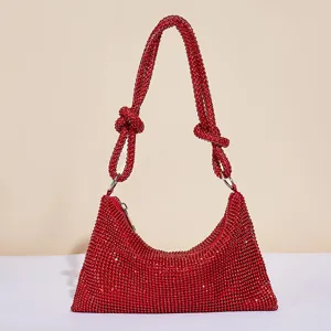 Detailaufnahme der funkelnden roten Strass-Hobo-Bag mit exquisiter Perlenstruktur und Knoten.