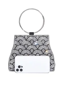 Nahaufnahme einer Strass-Abendtasche mit geometrischem Fächer-Muster und runden Metallgriff.