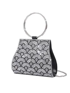 Detailansicht der glamourösen schwarzen Kristall-Abendtasche mit rundem Metallgriff.
