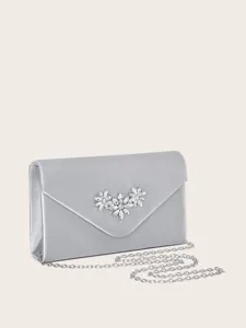 Detaillierte silberne Satin Abendtasche, elegante Kristallblume Strass Verzierungen.