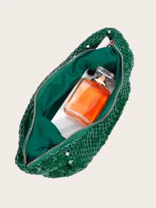 Nahaufnahme der stilvollen grünen Pailletten-Achseltasche zeigt die innere Aufnahmekapazität.