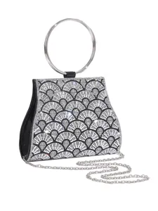 Glitzernde Strass Abendtasche Detail mit funkelndem Kristallmuster und Metallring Griff.