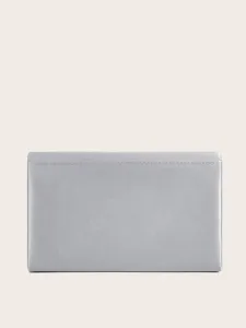 Silberne Satin Abendtasche Clutch Detail, elegante Party Handtasche Oberflächen Textur Naht.