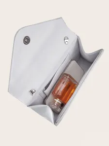 Detailansicht des silbernen Satin Abend-Clutch-Tascheninnenraums mit geräumigem Fach.