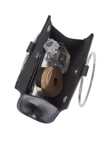 Schwarze PU Abendtasche Innendetail Ansicht mit Metallring Griff und praktischem Fassungsvermögen.