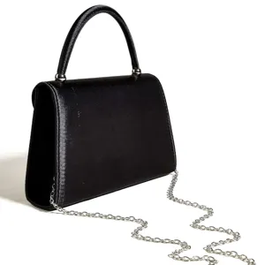 Elegante schwarze Satin Abendtasche mit silberner Kette für festliche Anlässe.
