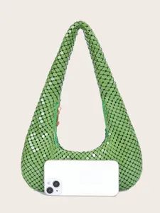Grüne metallische Pailletten Beuteltasche Detailansicht mit einzigartiger Ringstruktur.