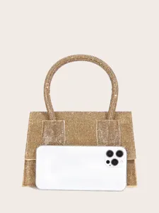 Detailansicht einer luxuriösen Strass-Abendtasche mit Henkel und funkelnden Kristallen.