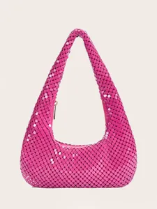 Nahaufnahme der rosa metallischen Mesh-Unterarmtasche mit Textur und Reißverschluss.