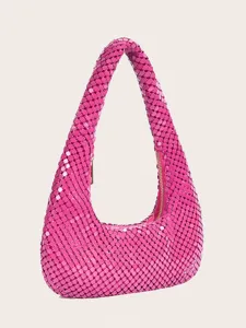 Detailansicht der leuchtend rosa metallischen Mesh Schultertasche für glitzernde Partys.