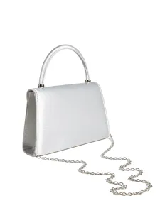 Nahaufnahme der eleganten silbernen Satintaschen mit Metallkettengurt und tragbarem Griff.