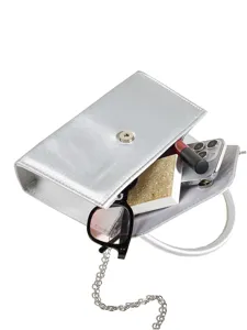 Silberne Satin-Abendtasche Detailansicht mit Innenraum, Handy, Lippenstift und Kette.