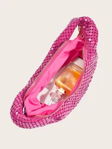 Detailansicht des inneren Futters und der funkelnden Pailletten-Textur der rosafarbenen Tasche.