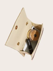Detailansicht einer champagnergoldenen Strass-Abendtasche mit praktischem Innenraum.