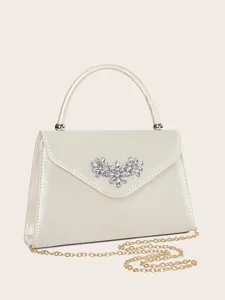 Elegante cremefarbene Satin-Abendtasche mit funkelnden Kristall-Blumen und Goldkette.