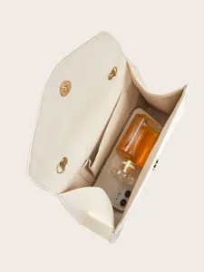 Detailansicht des champagnerfarbenen Satin Abendtasche Innenraums Kapazität.