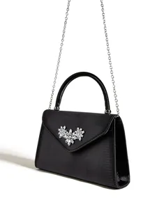 Elegante schwarze Abendtasche aus Satin mit Strassblume und Kette für Partys und Bälle.