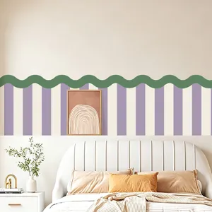 Vue détaillée de l'autocollant mural bohème avec bandes verticales et bordure ondulée verte.