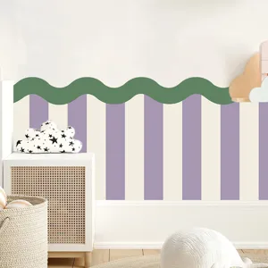 Détail de l'autocollant mural bohème montrant la bordure ondulée verte et des rayures violettes.